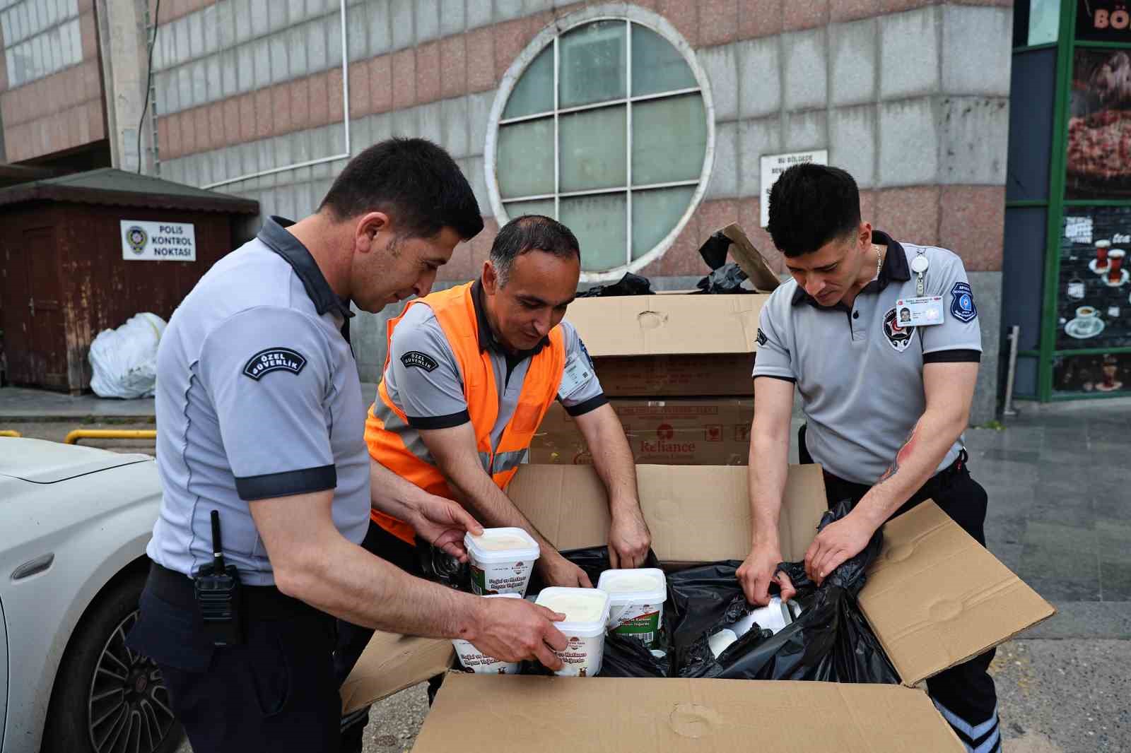 Otob&uuml;sle usuls&uuml;z taşınan yaklaşık 1 ton yoğurt Antalya otogarında imha edildi

