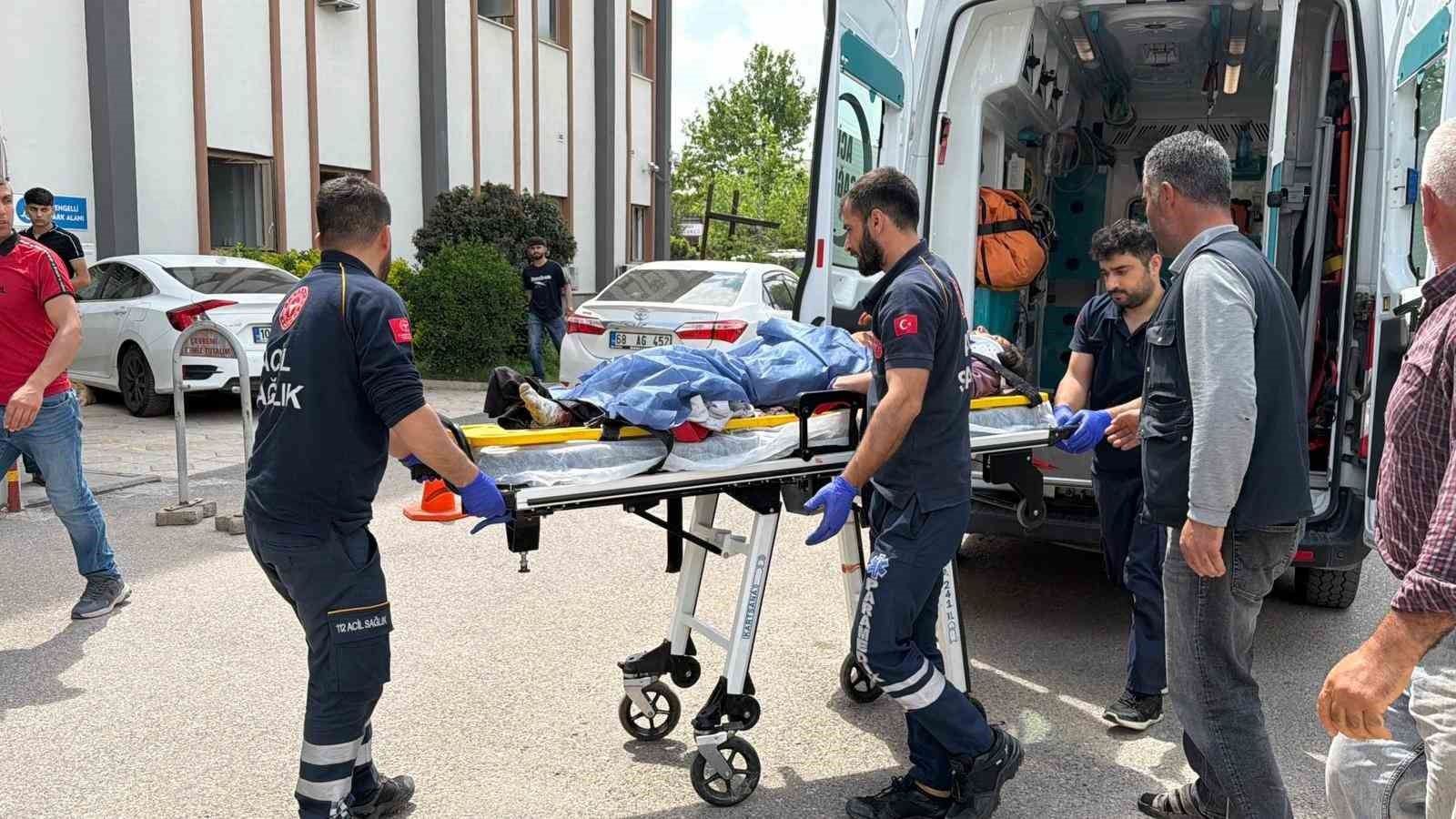 Traktör tekerinin altında kalan genç kız ağır yaralandı
