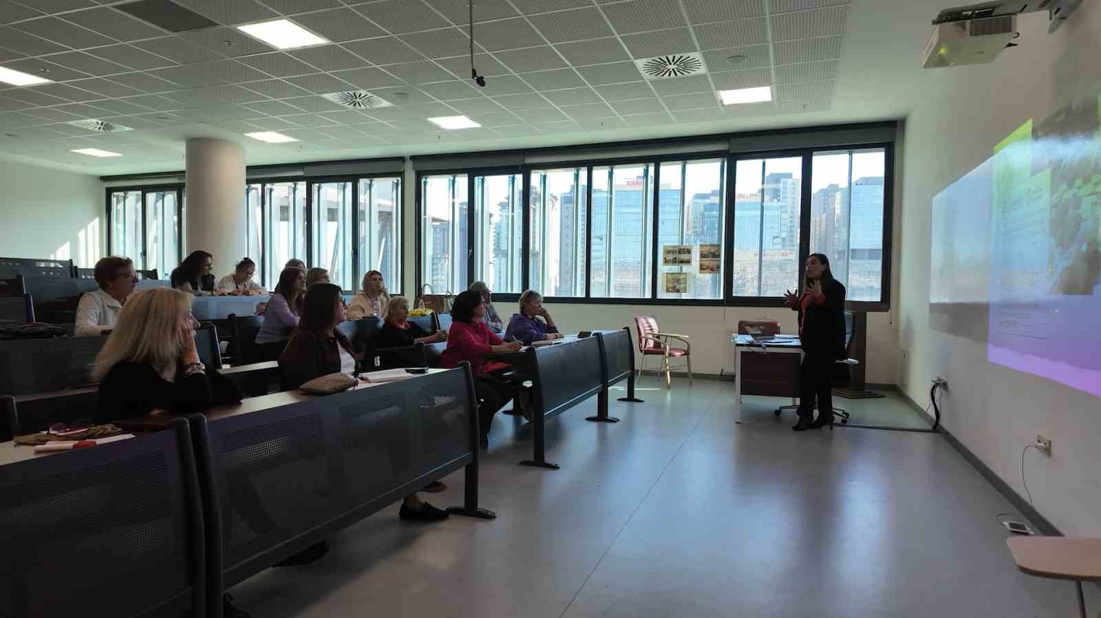 Kadık&ouml;y&rsquo;de &Uuml;&ccedil;&uuml;nc&uuml; Yaş &Uuml;niversitesi ile hayat boyu &ouml;ğrenme modeli genişliyor
