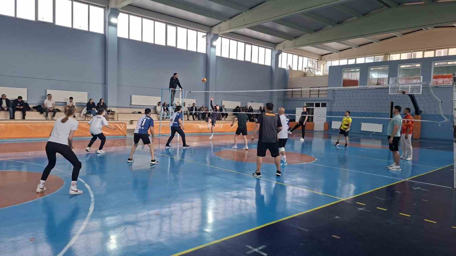 Hisarcık’ta kurumlararası voleybol turnuvasında Devlet Hastanesi şampiyon oldu
