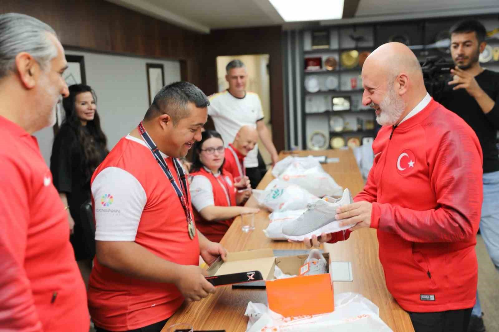 Başkan Çolakbayrakdar: "Şampiyon çocuklarımızla gurur duyuyorum"
