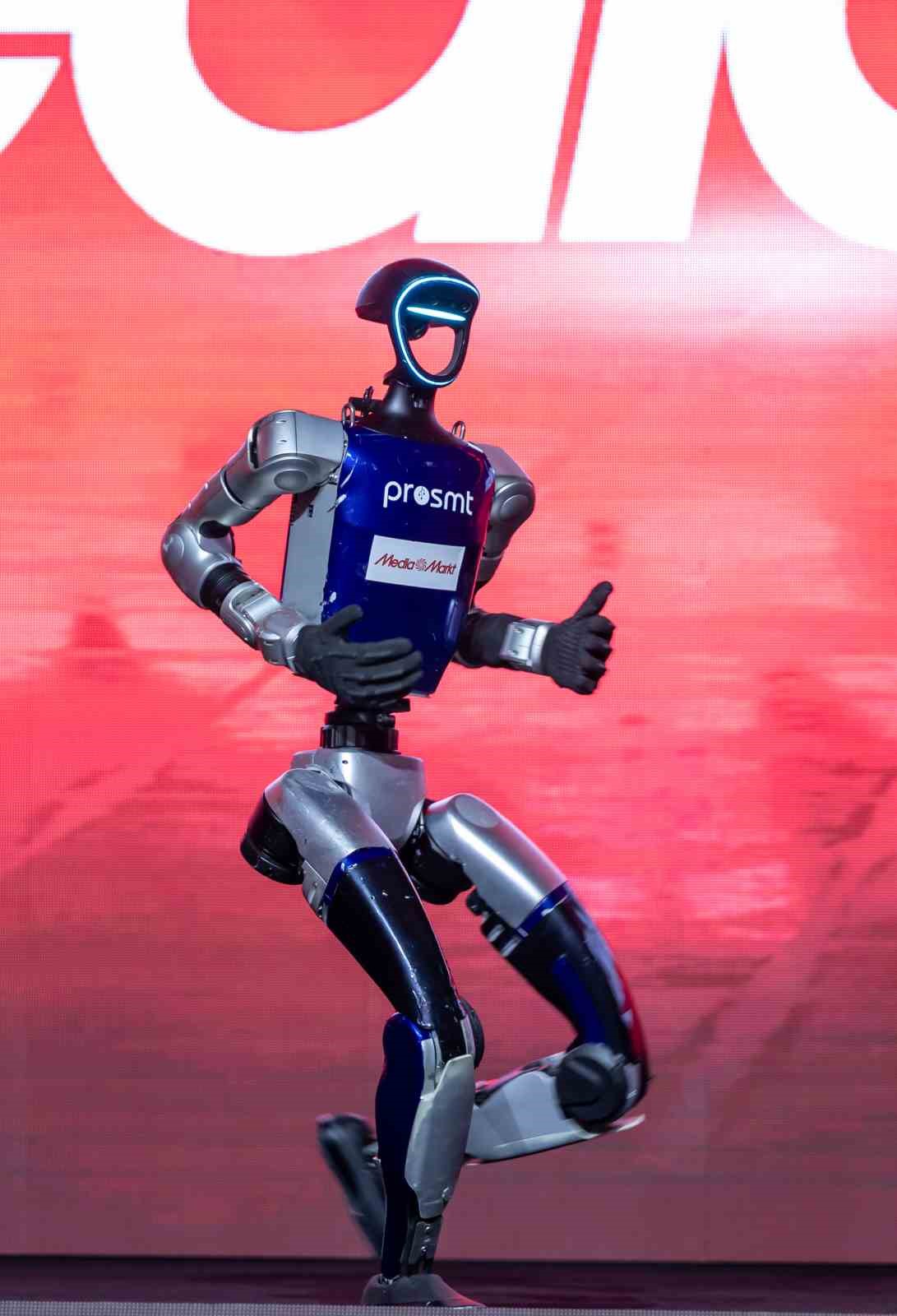 ‘MediaMarkt Türkiye İş Ortakları Buluşması’na dans eden insansı robot ilgi odağı oldu
