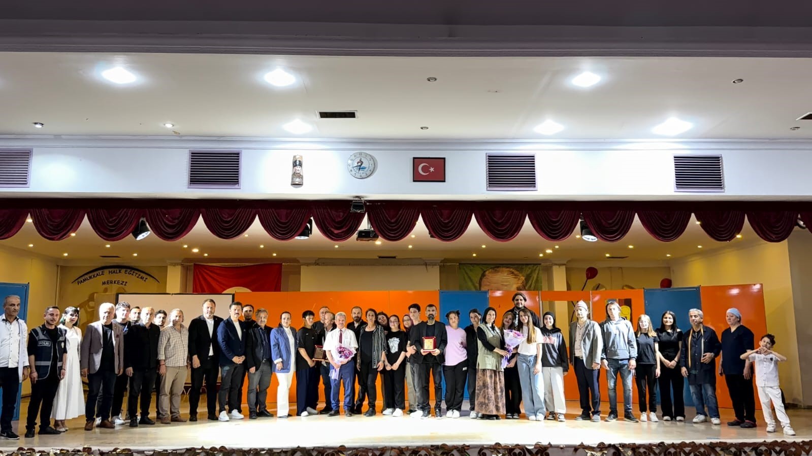 ‘Kırık Işıklar’ tiyatro oyunu ayakta alkışlandı
