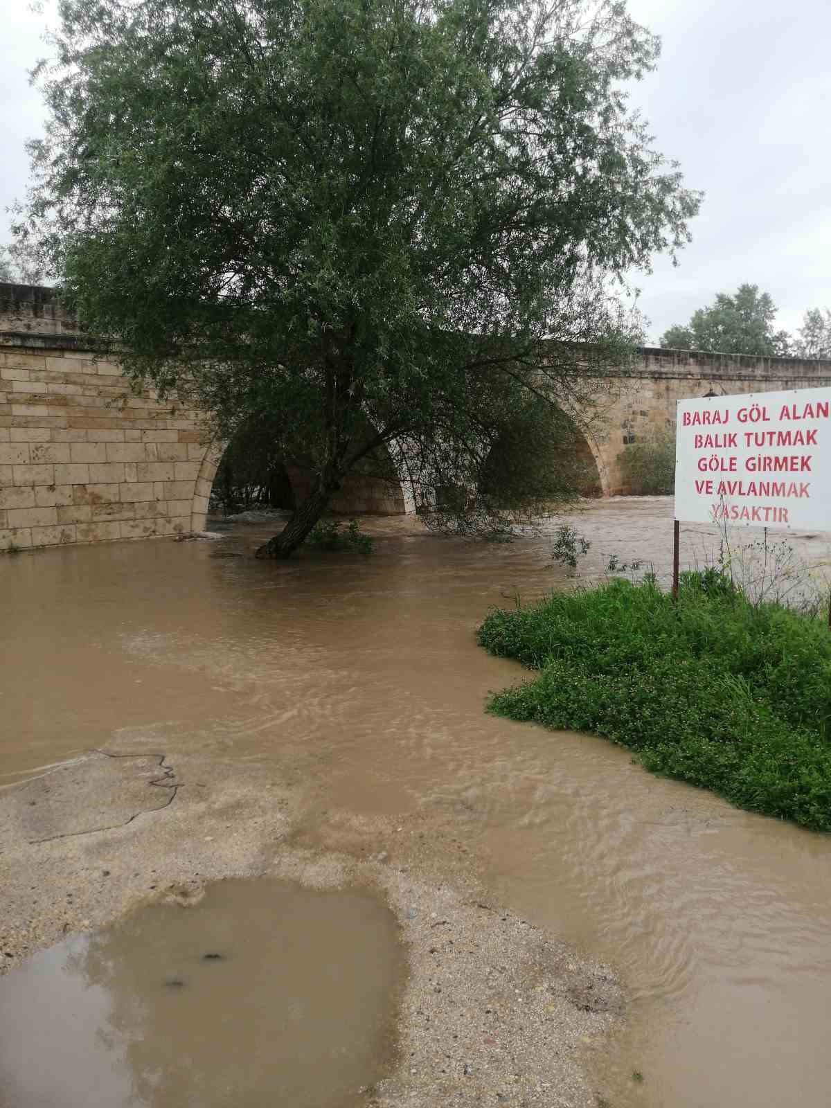 Kelkit Çayı’nın debisi yükseldi, 8 asırlık köprünün ayakları sular altında kaldı
