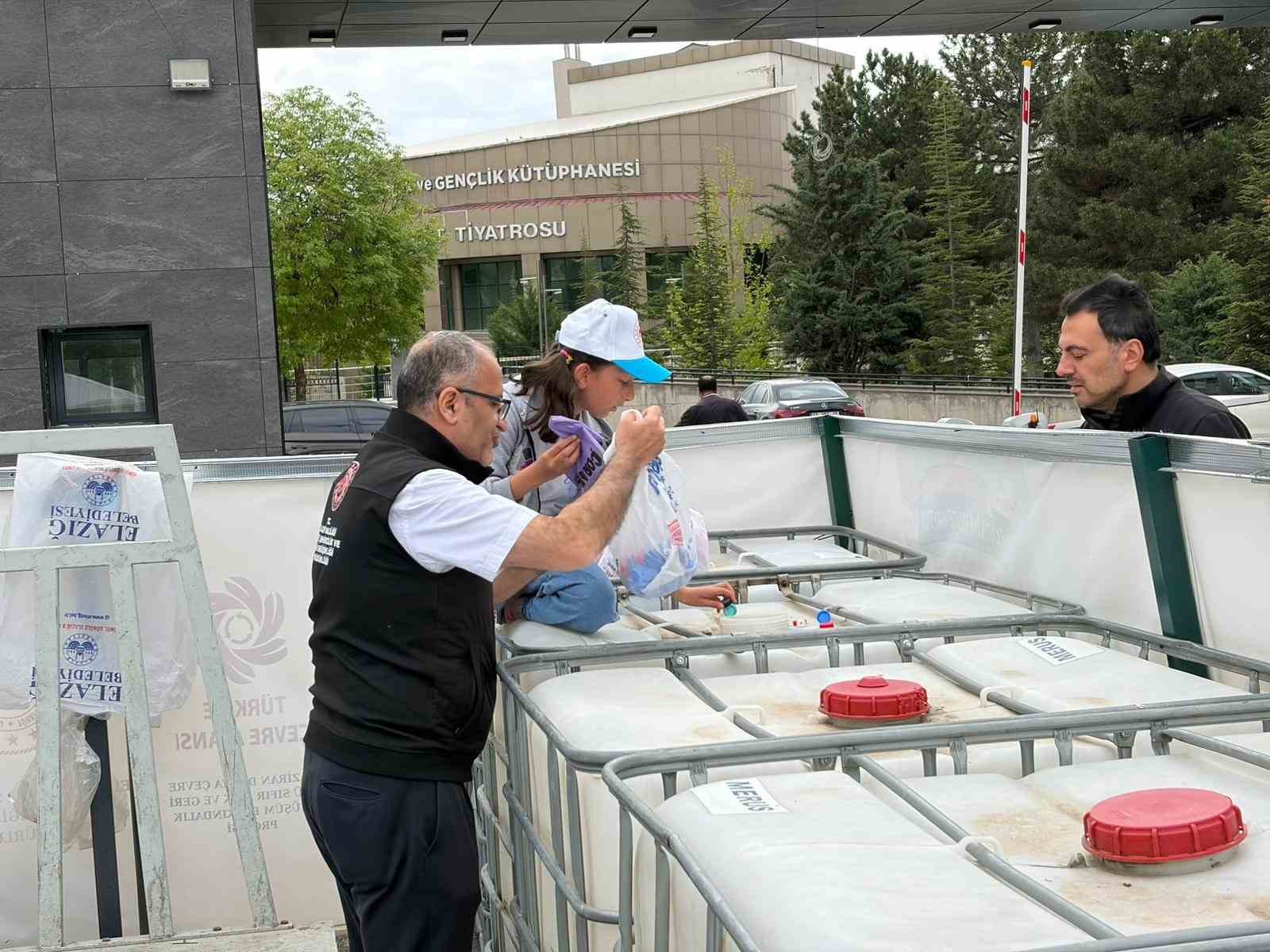 Elazığ&rsquo;da minikler topladıkları kapakları &ccedil;evre i&ccedil;in teslim etti
