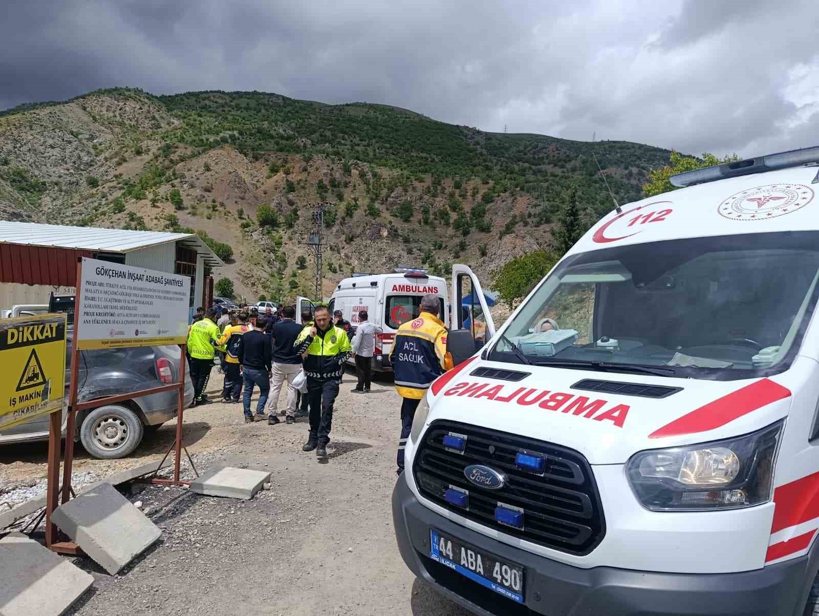 Malatya&rsquo;da kamyonet şantiye girdi: 3 yaralı
