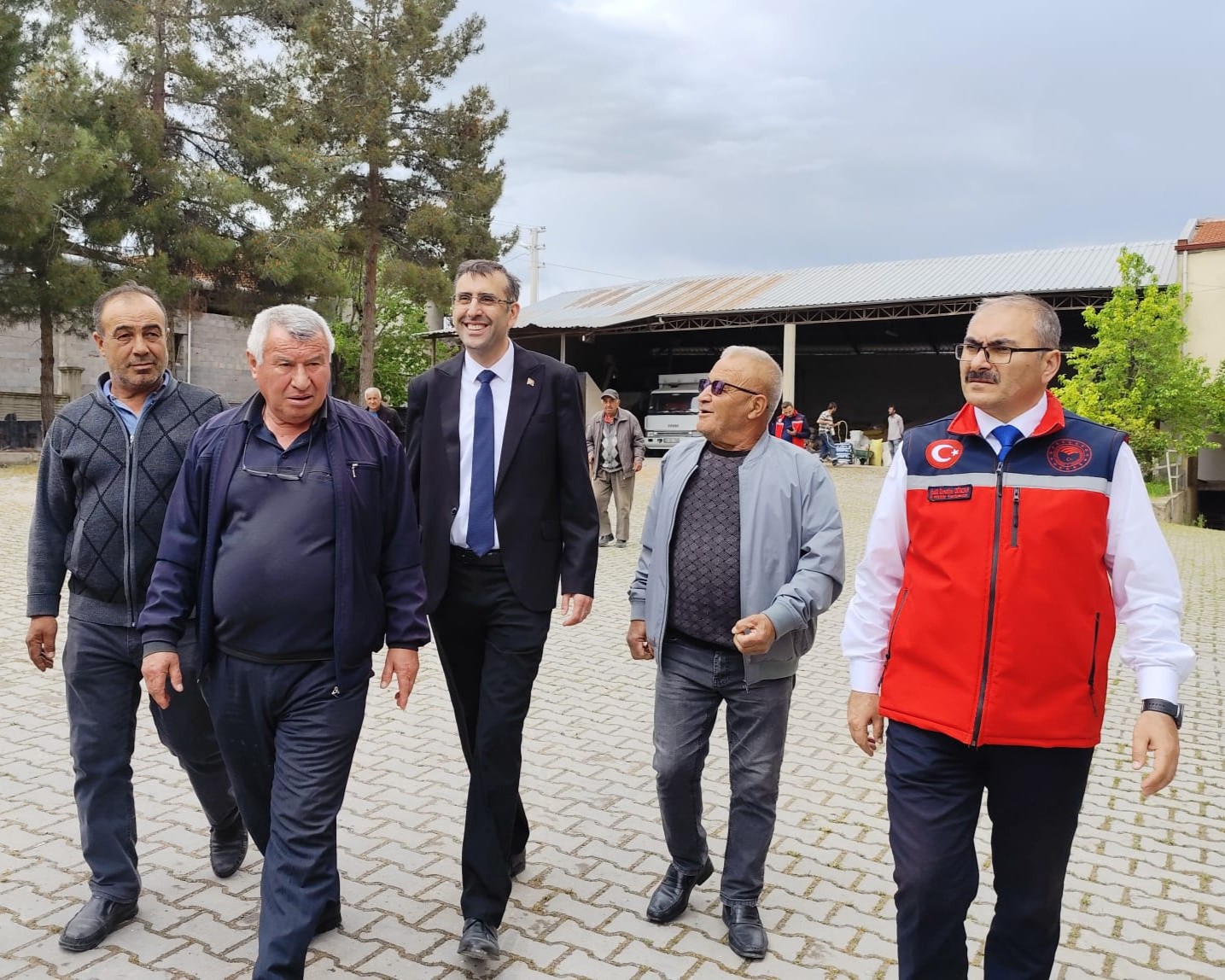Uşak’ta tarımsal üretim ve kooperatifçilik için İnay köyünde saha incelemesi yapıldı

