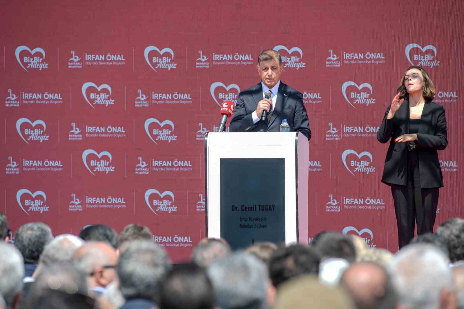 &Ouml;zg&uuml;r &Ouml;zel, İzmir&rsquo;de Ferdi Zeyrek Spor Kompleksi&rsquo;nin a&ccedil;ılışına katıldı
