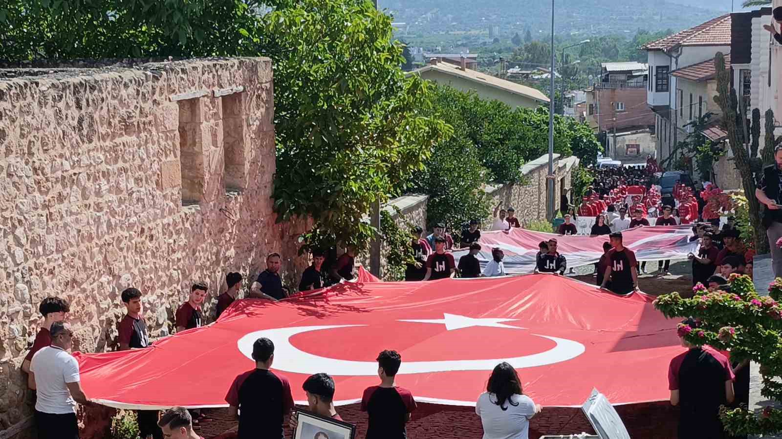 Kozan&rsquo;da Gen&ccedil;lik Haftası kapsamında gen&ccedil;ler şehitlikte dua etti
