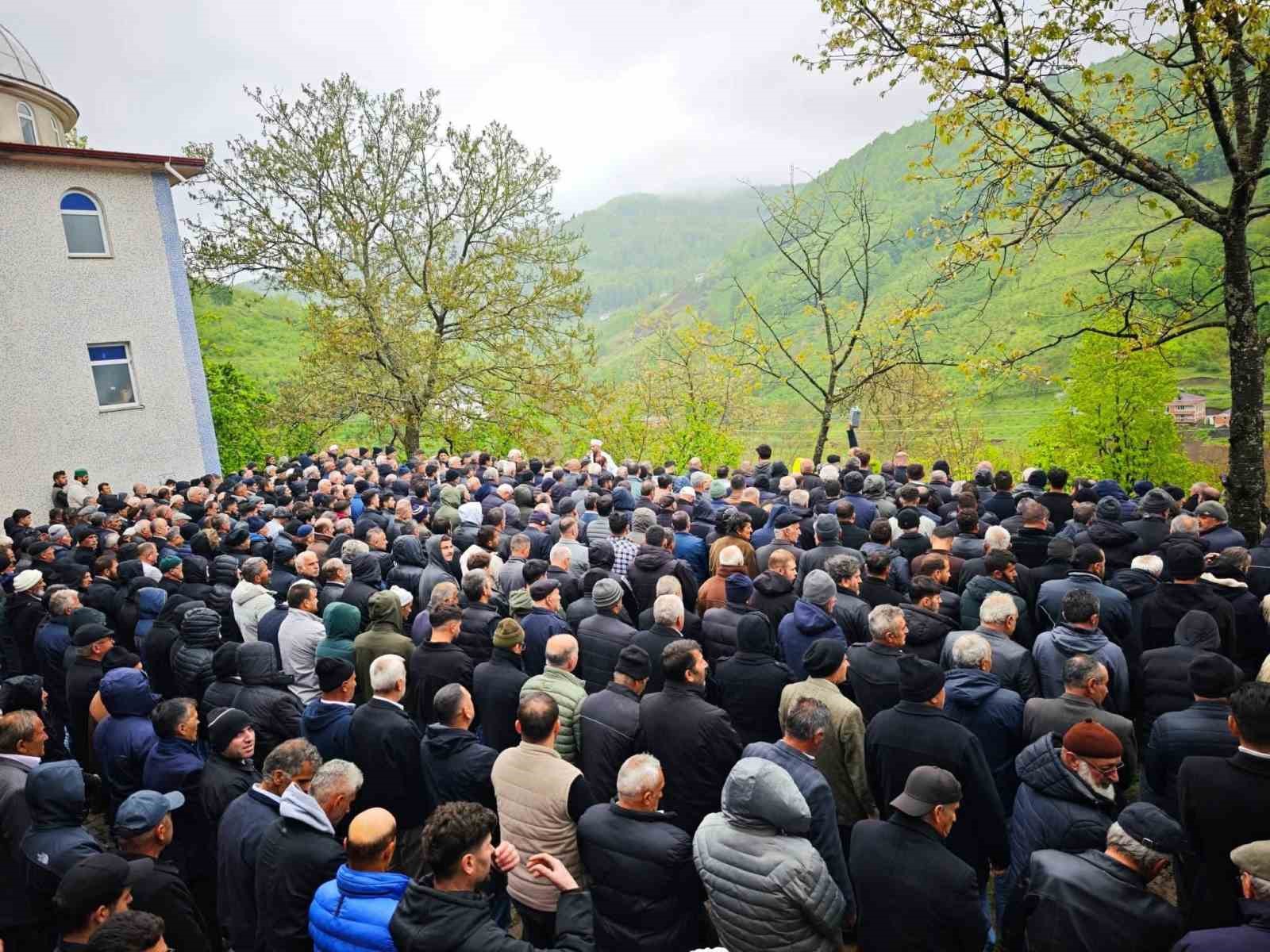Aynı g&uuml;n vefat eden şahıs ile annesi toprağa verildi
