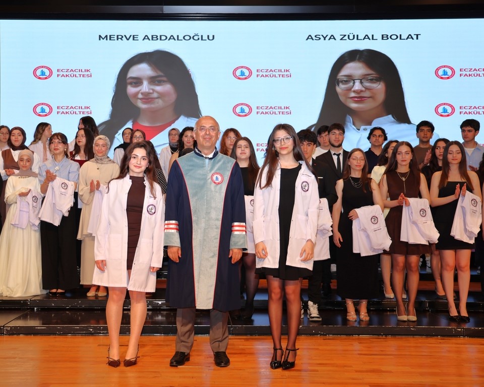 BEUN&rsquo;da geleceğin eczacıları beyaz &ouml;nl&uuml;k giydi
