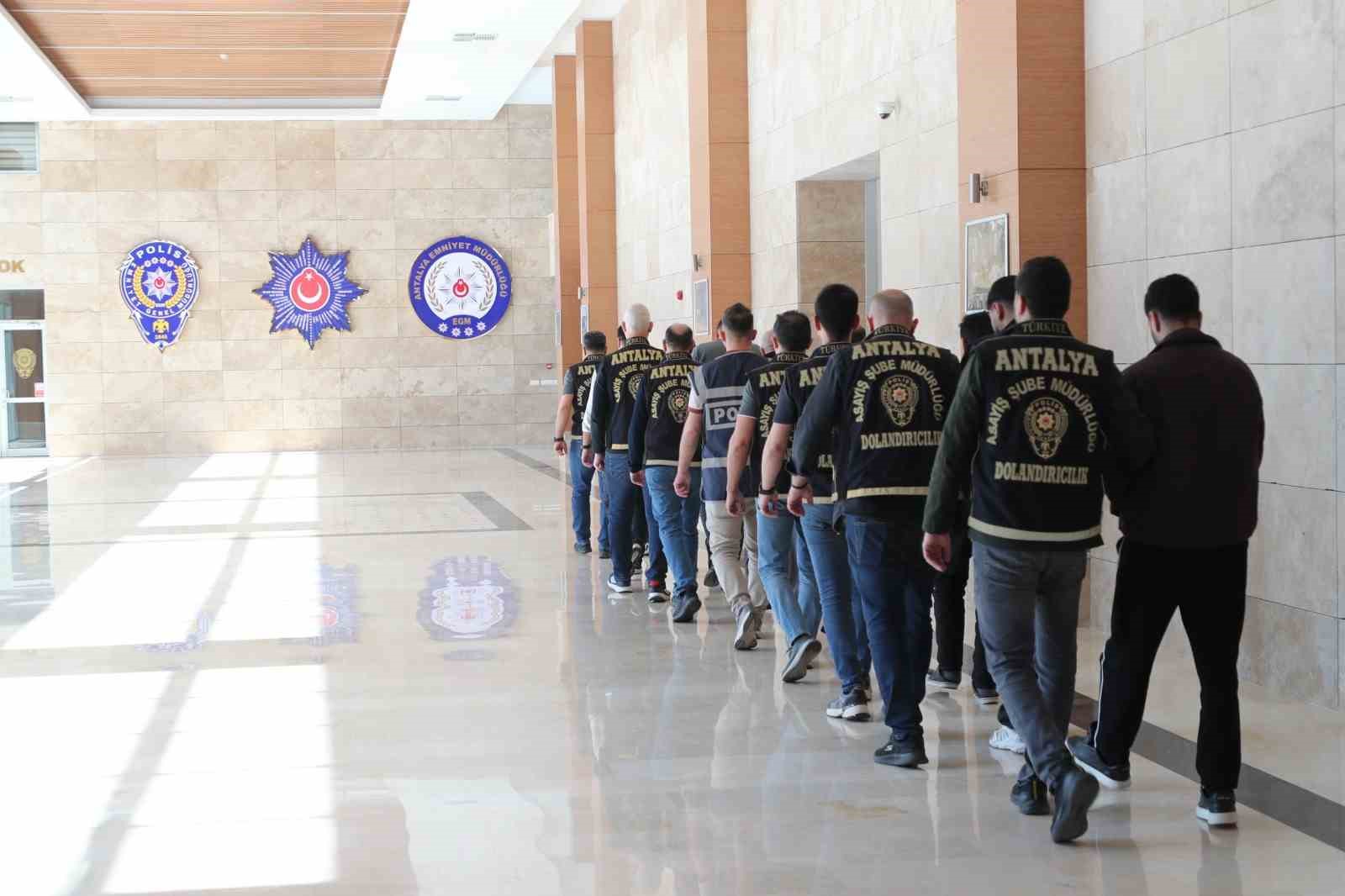 Kendilerini emniyet m&uuml;d&uuml;r&uuml; olarak tanıtıp 50 milyon TL&rsquo;lik vurgun yaptılar
