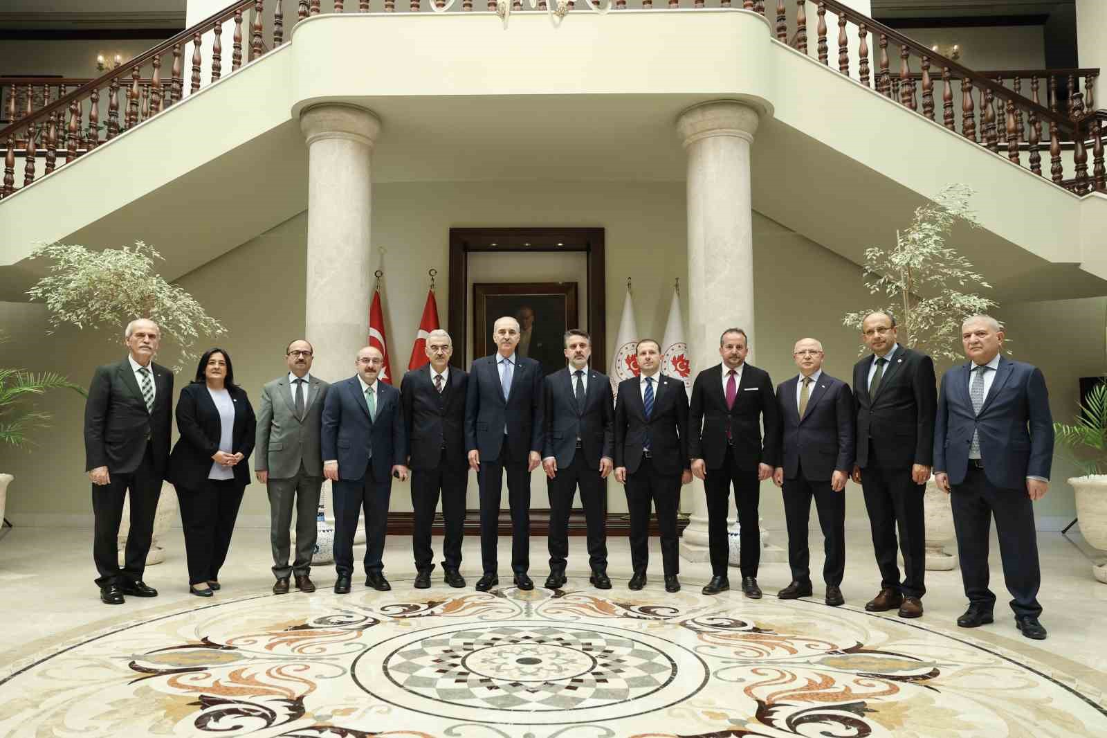 Numan Kurtulmuş cuma namazında Ulu Cami’de vatandaşlarla saf tuttu