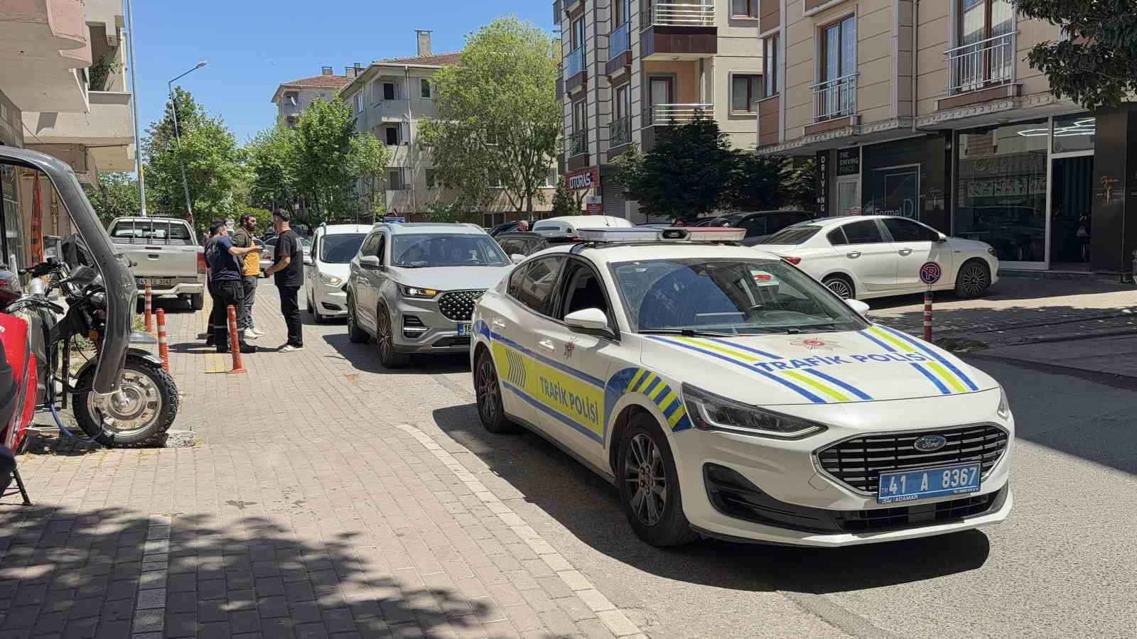 Park halindeki su tankerine çarpan scooter sürücüsü yaralandı