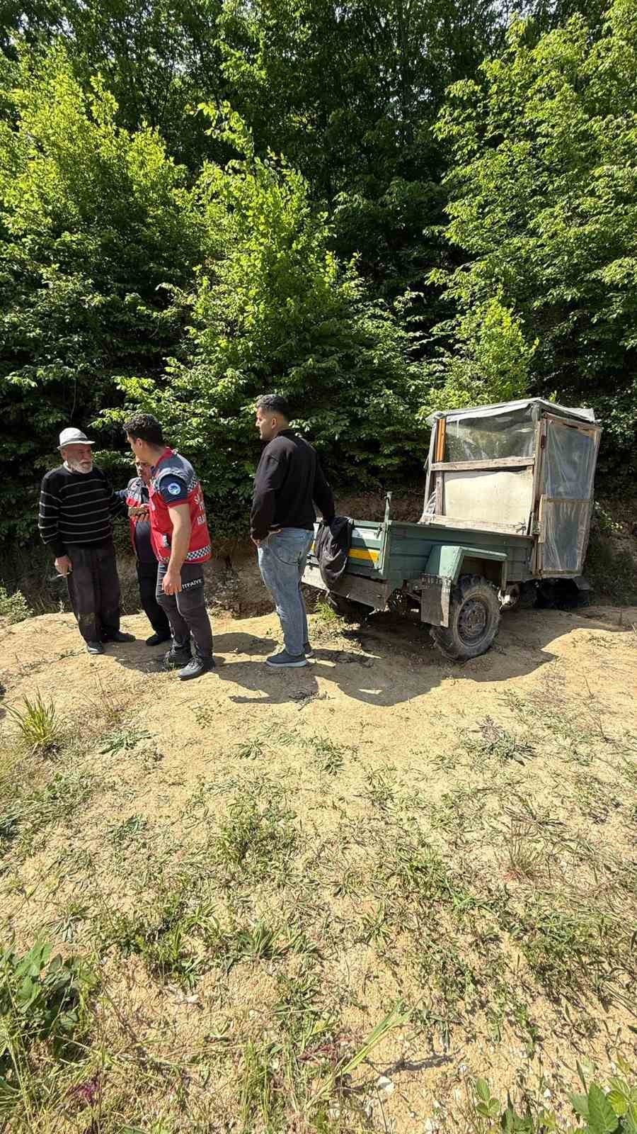 Sakarya&rsquo;da tarım aracı su kanalına savruldu: 2 yaralı
