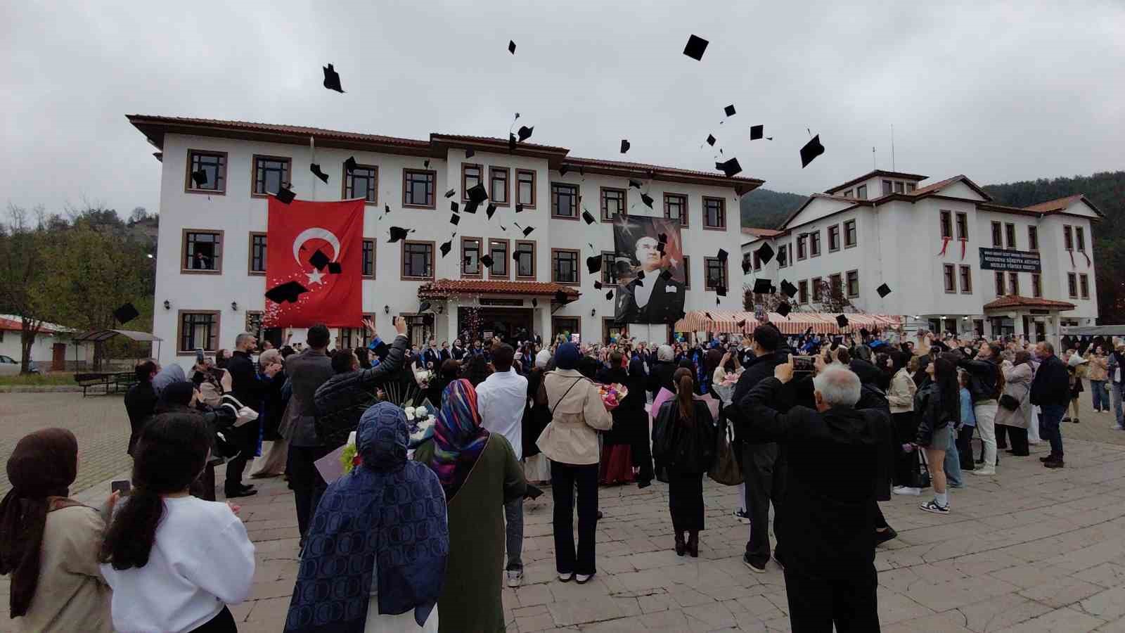 3 çocuk annesi kadın üniversiteyi okul birincisi olarak bitirdi