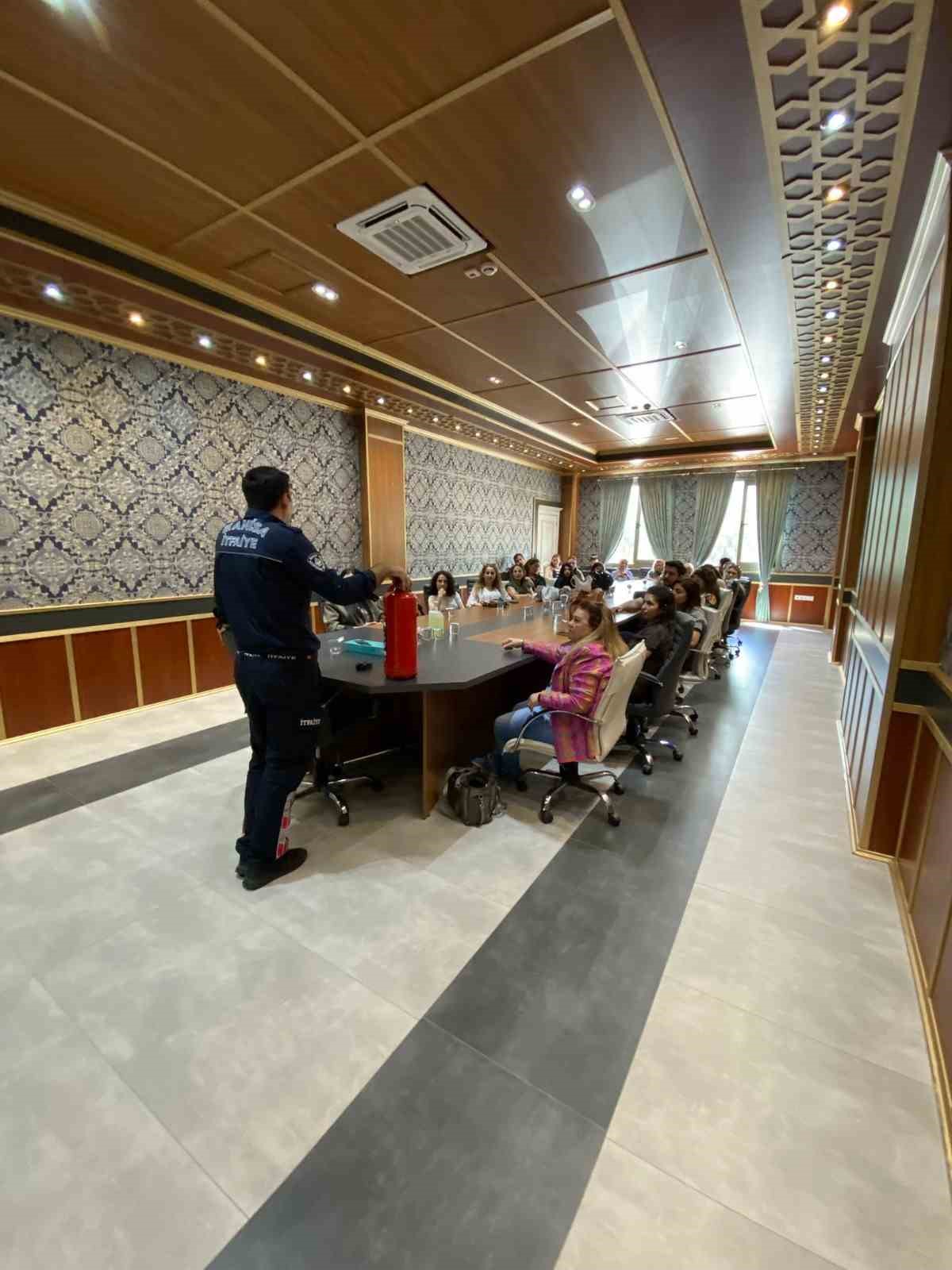 Yunusemre Belediyesi&rsquo;nde ger&ccedil;eğini aratmayan yangın tatbikatı
