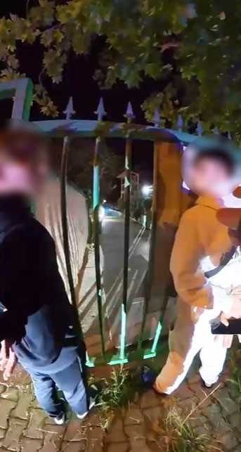 Yere attığı uyuşturucu polisin yaka kamerasına takıldı
