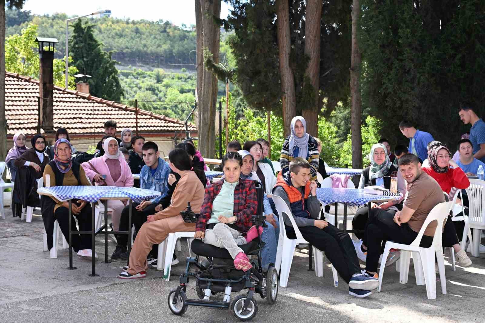 Demirci’de özel çocuklardan renkli şenlik
