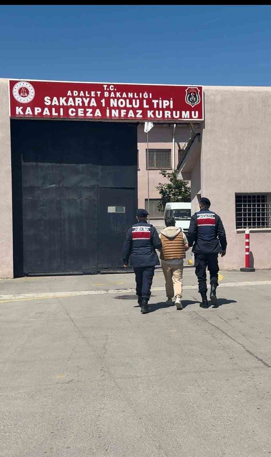 Sakarya&rsquo;da 2 il&ccedil;ede uyuşturucu operasyonu: 2 tutuklama
