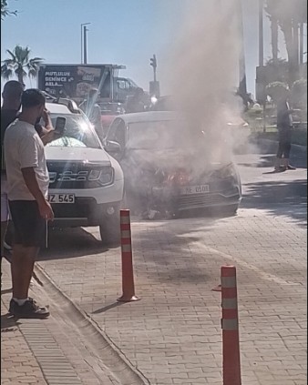 Alanya&rsquo;da otomobilin motor kısmından dumanlar y&uuml;kseldi, yangını vatandaş s&ouml;nd&uuml;rd&uuml;
