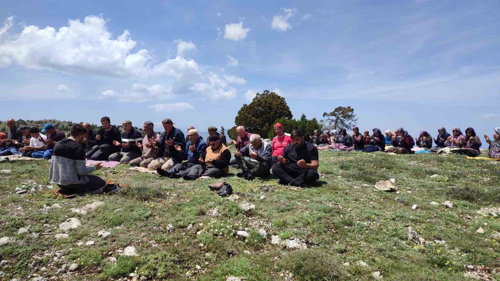 Yüzyıllık şükür geleneği Kimya Dede zirvesinde yaşatıldı
