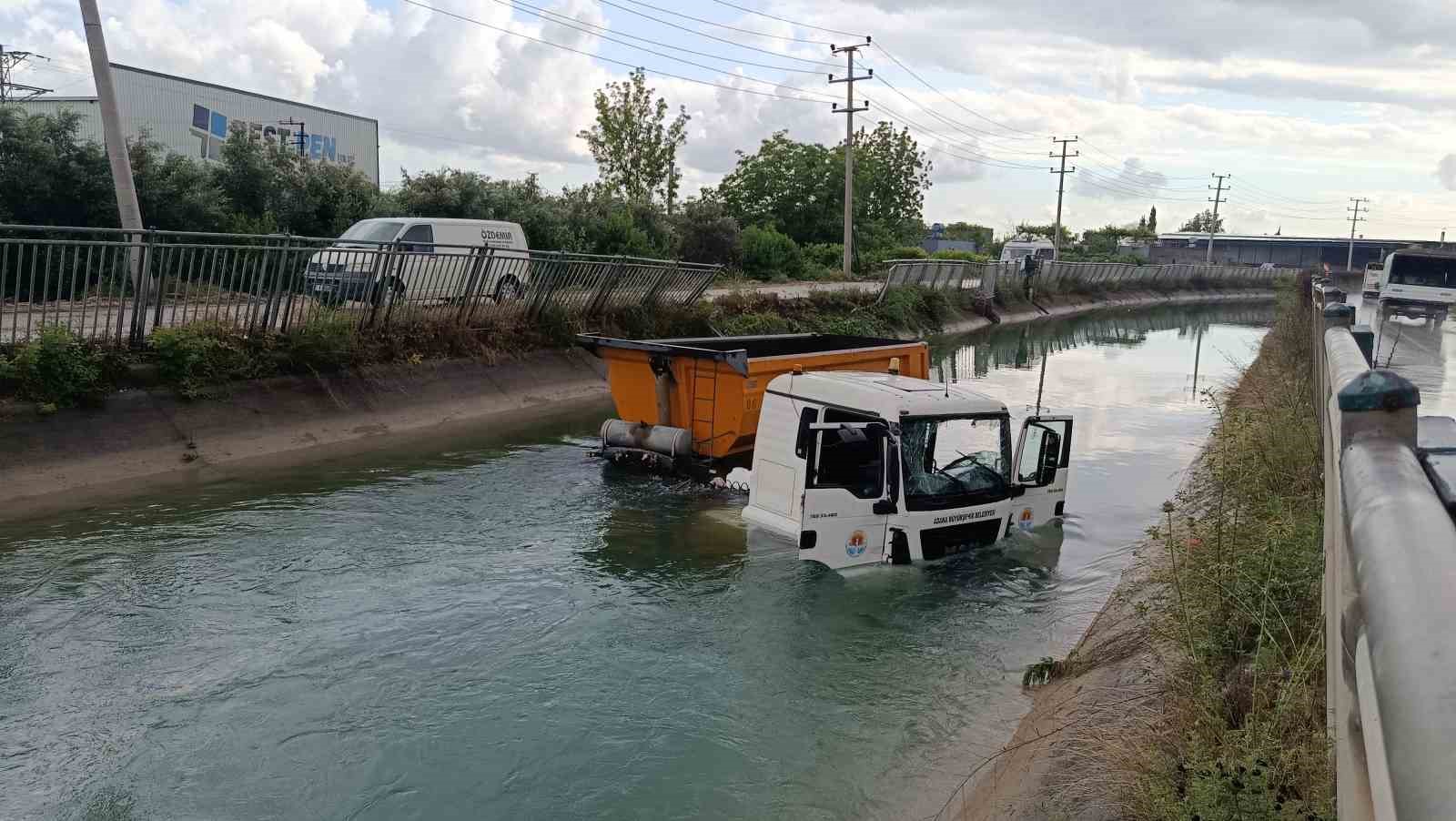 Kontrolden &ccedil;ıkan tır sulama kanalına d&uuml;şt&uuml;

