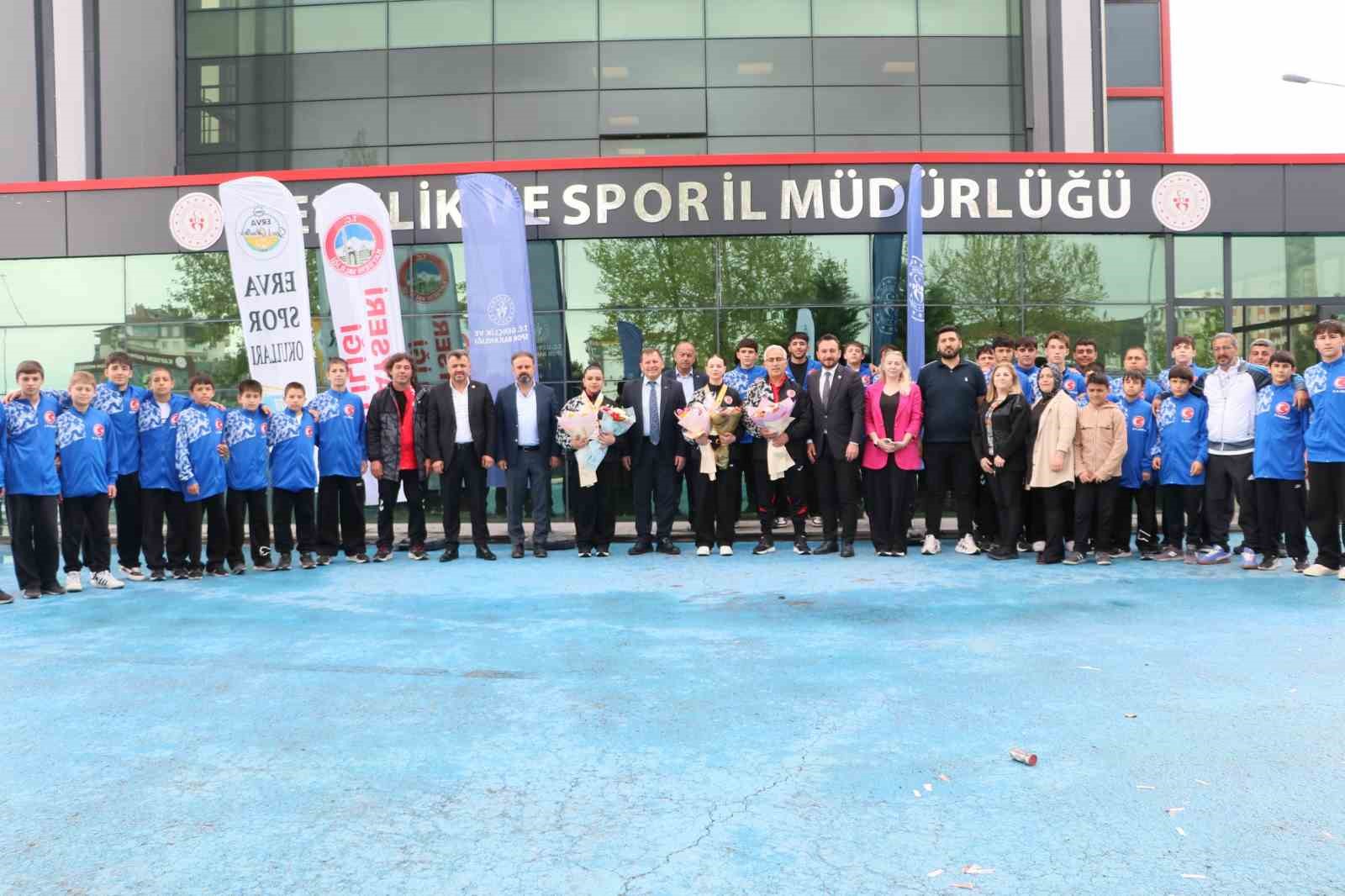 Avrupa Şampiyonu ve ikincisine coşkulu karşılama