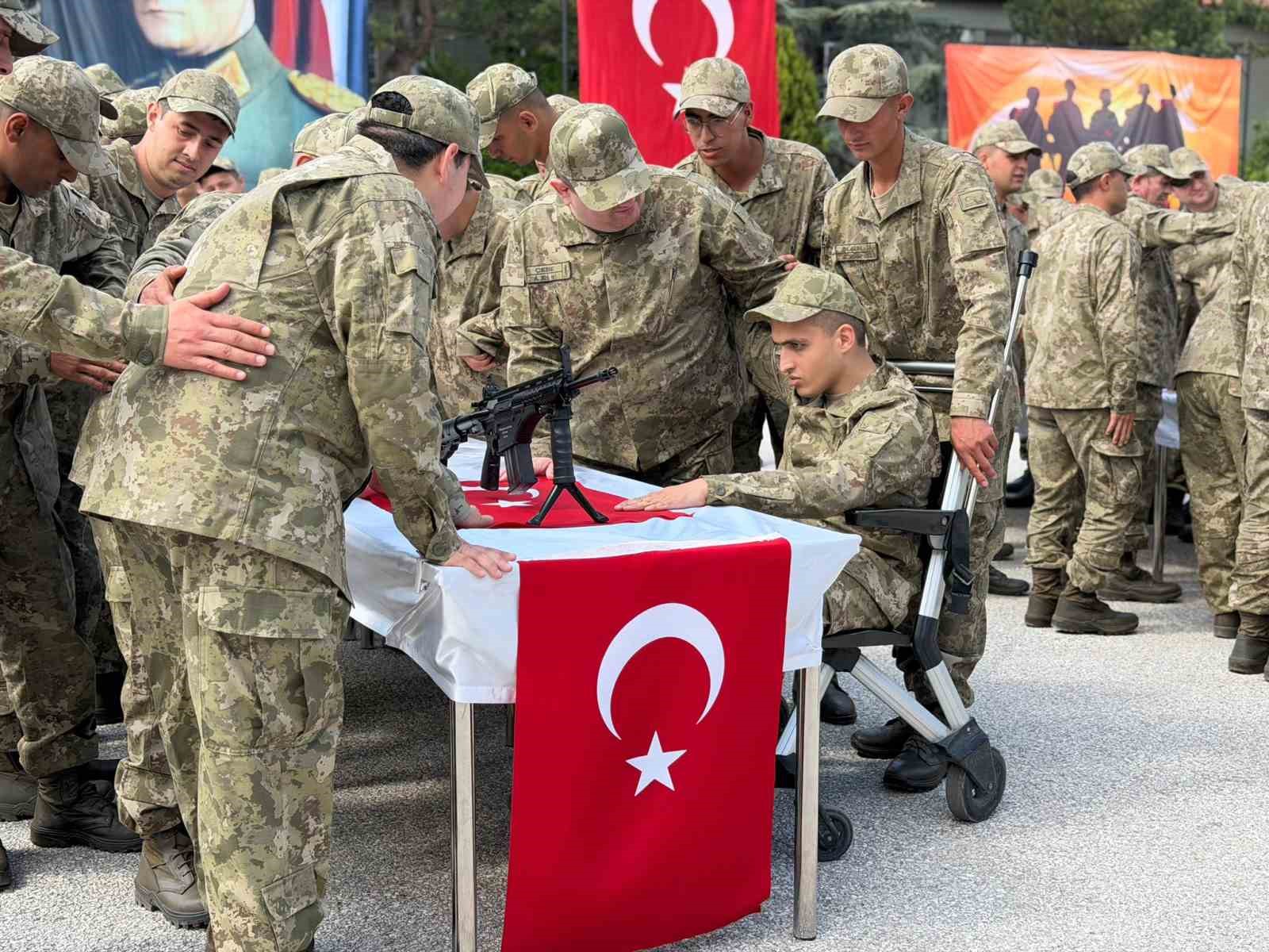 Bir günlüğüne asker olmanın gururunu yaşadılar