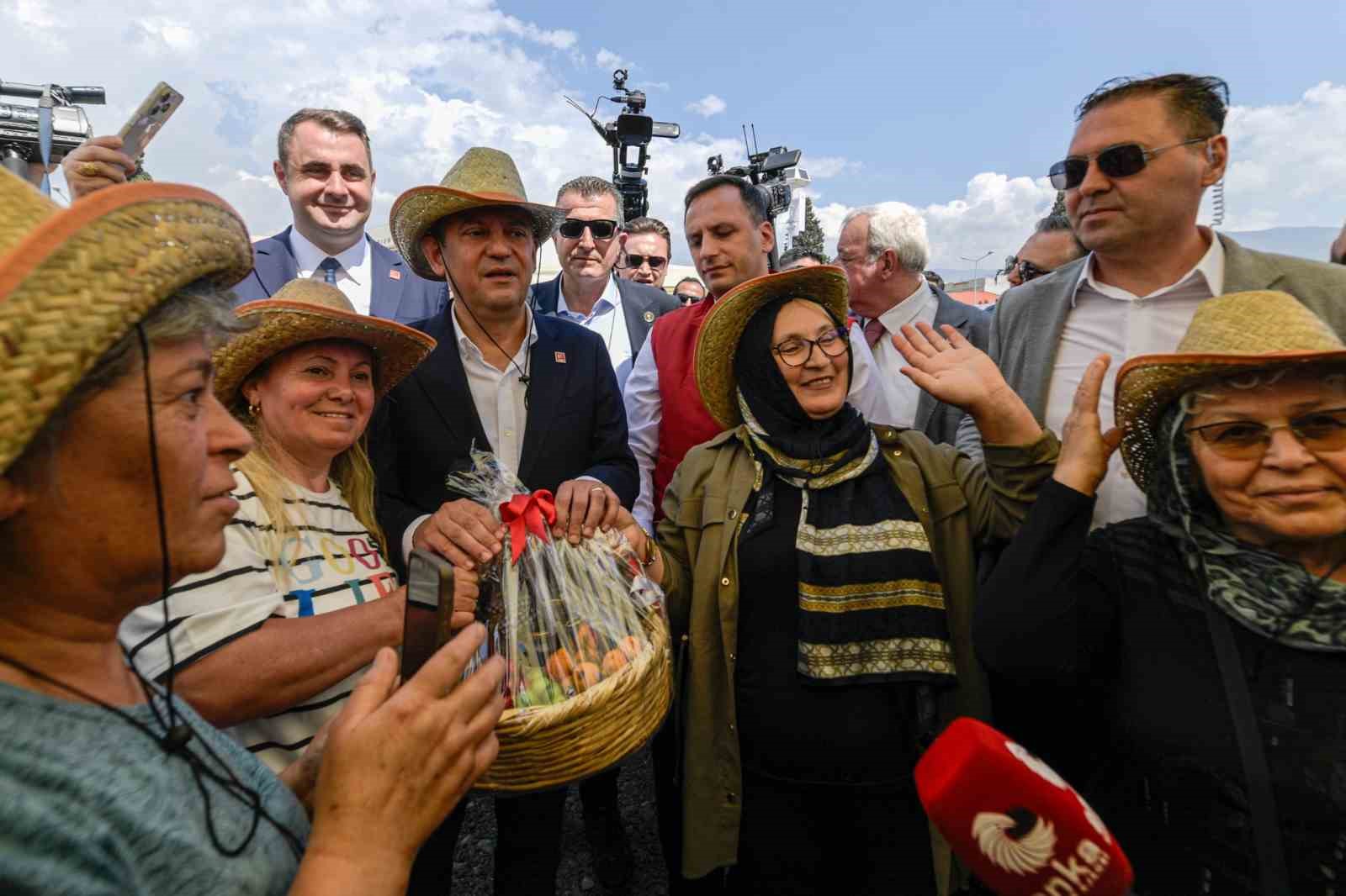 &Ouml;zg&uuml;r &Ouml;zel Bornova&rsquo;da toplu a&ccedil;ılış t&ouml;renlerine katıldı
