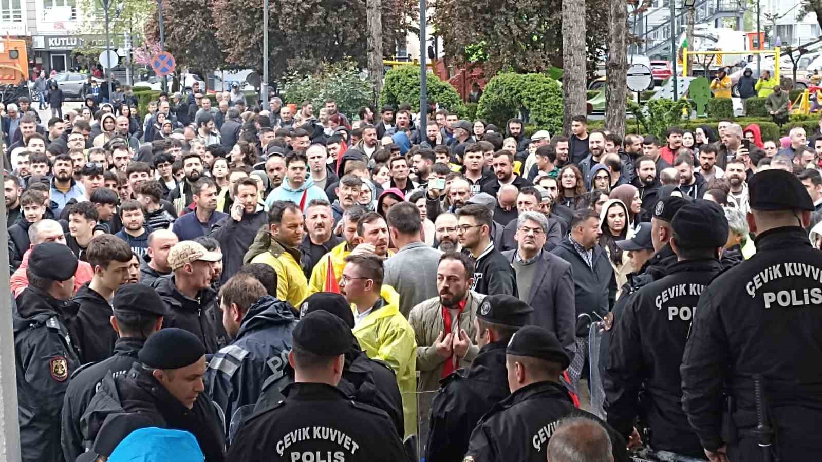 Havza’da "afet bölgesi" çağrısı: Vatandaşlardan belediye önünde tepki