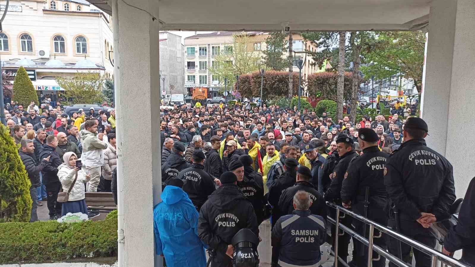 Havza&rsquo;da "afet b&ouml;lgesi" &ccedil;ağrısı: Vatandaşlardan belediye &ouml;n&uuml;nde tepki
