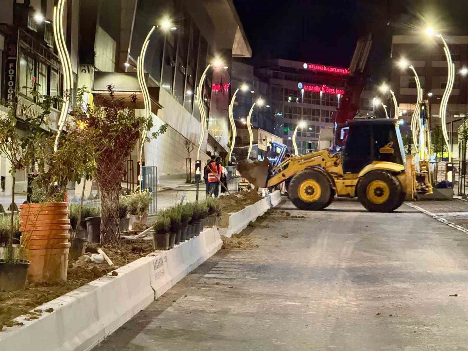 Karabük’te caddeler gece mesaisiyle yenileniyor