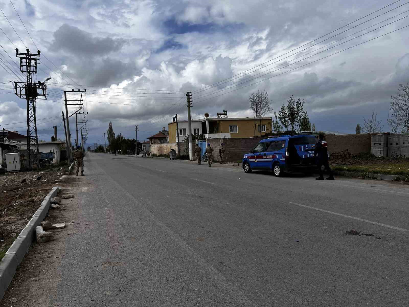 Niğde&rsquo;de husumetli ailelerin kavgası kanlı bitti: 1 &ouml;l&uuml;
