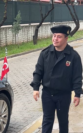 Down sendromlu &Ouml;mer&rsquo;in bayrak hassasiyeti duygulandırdı

