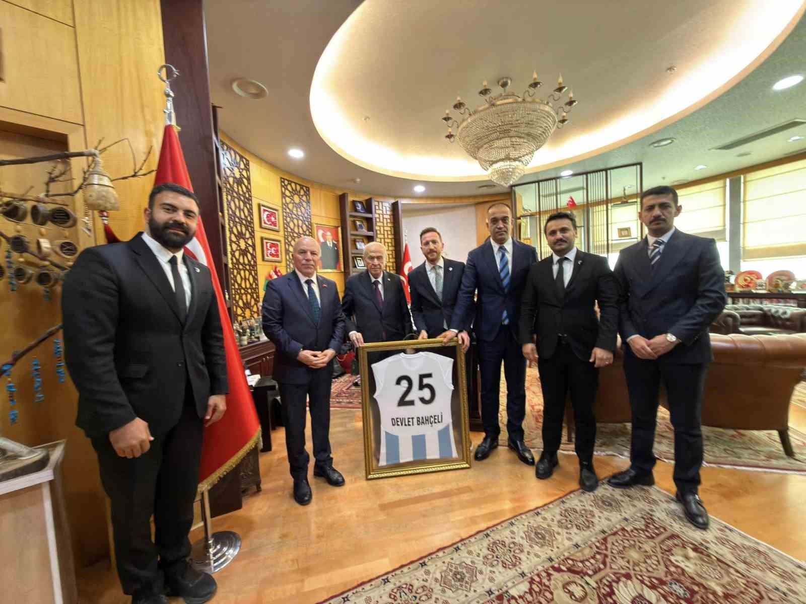 MHP lideri Bah&ccedil;eli&rsquo;ye Erzurumspor forması takdim edildi
