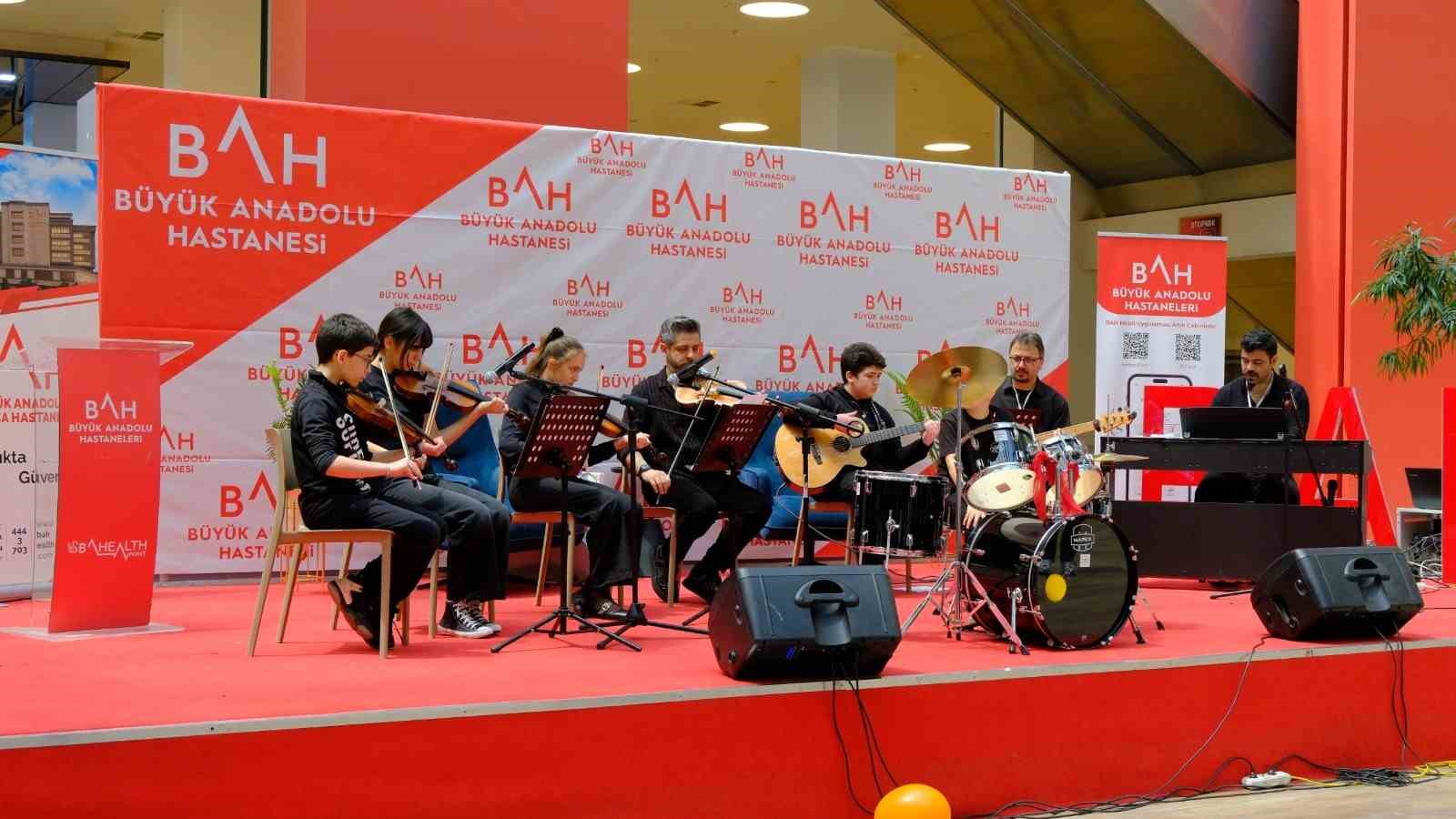 Kansere karşı sesler y&uuml;kseldi: Sağlık, eğitim ve sanat tek &ccedil;atı altında buluştu
