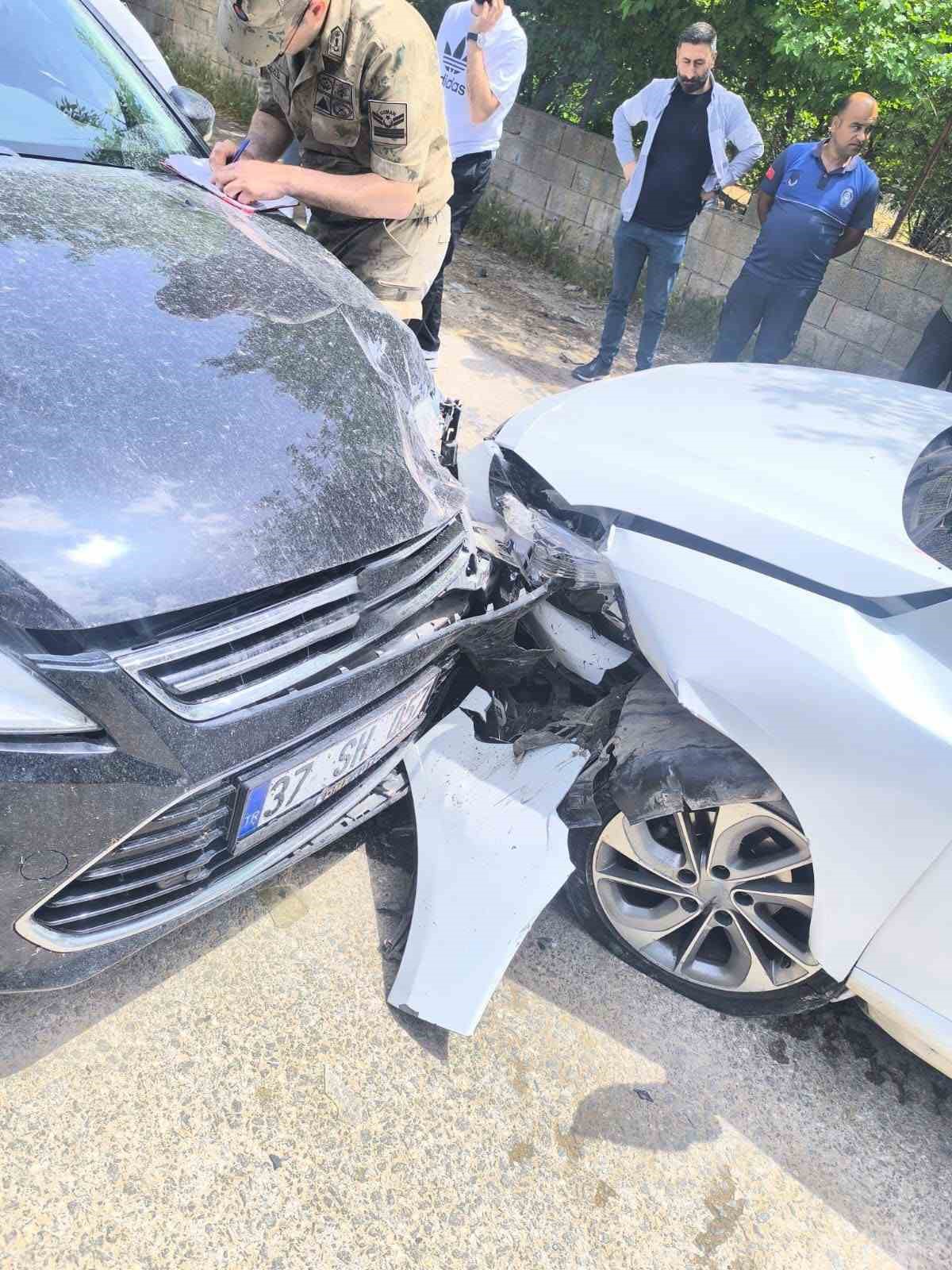 Mardin’de iki otomobilin çarpıştığı kazada 2 kişi yaralandı