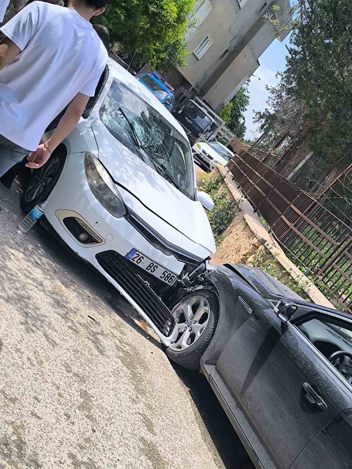 Mardin&rsquo;de iki otomobilin &ccedil;arpıştığı kazada 2 kişi yaralandı
