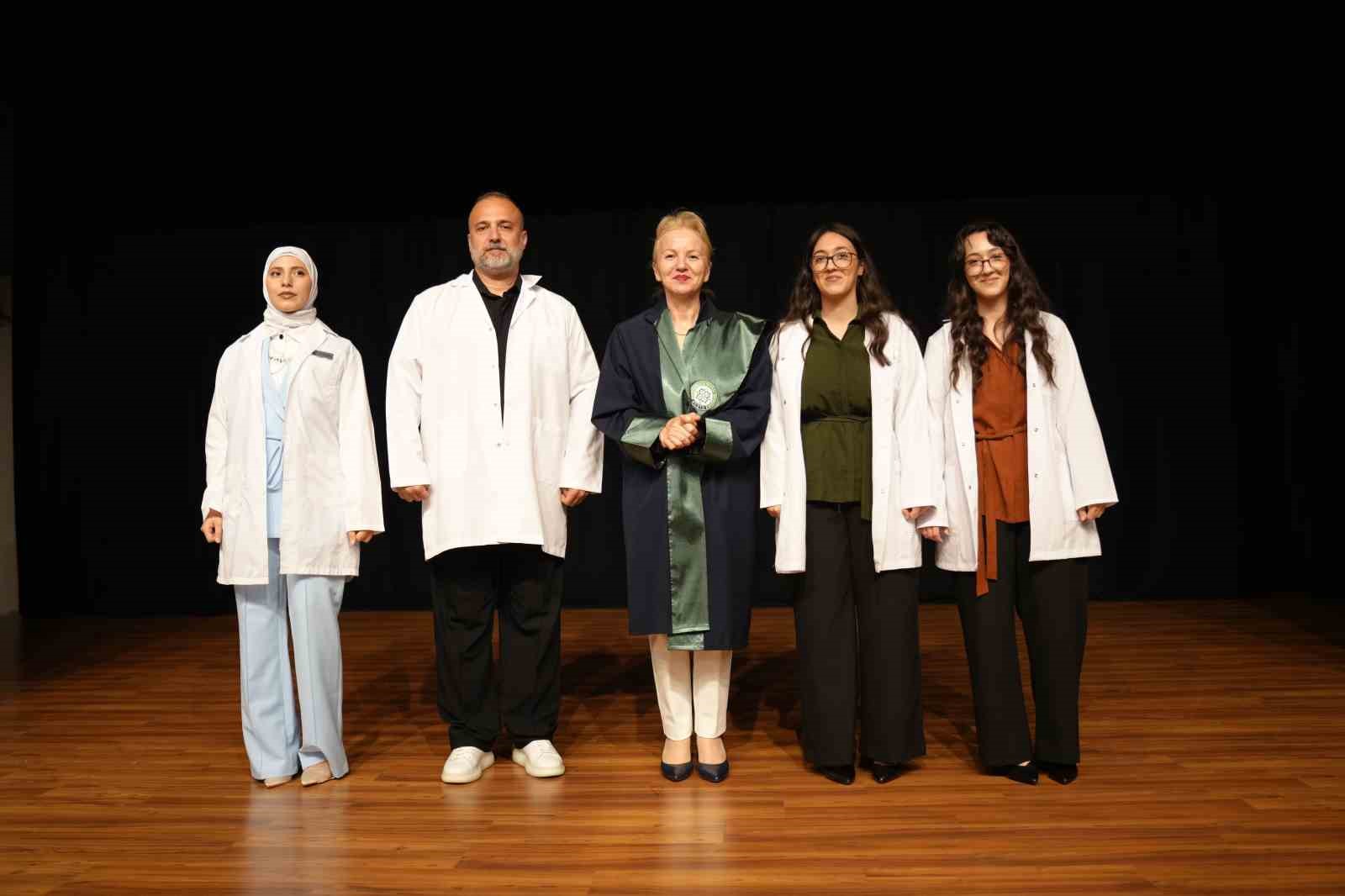 Geleceğin eczacıları beyaz önlüklerini giydi