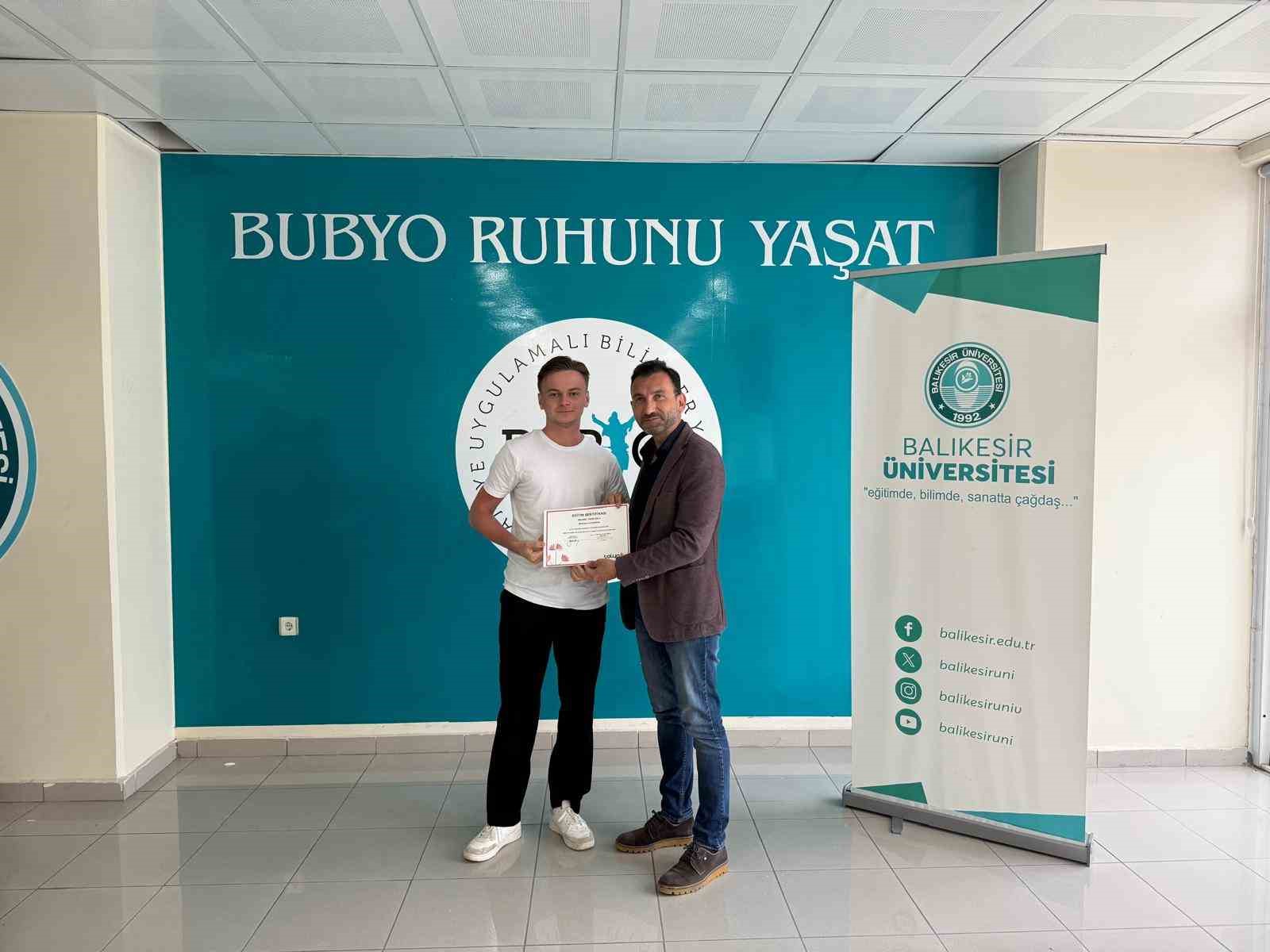 Burhaniye Uygulamalı Bilimler de sertifika töreni