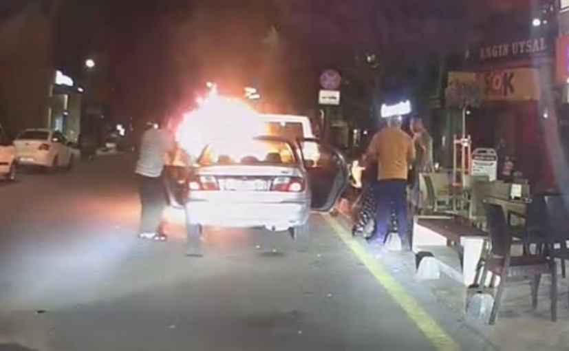 Mersin&rsquo;de motor kısmından alev alan otomobil paniğe neden oldu
