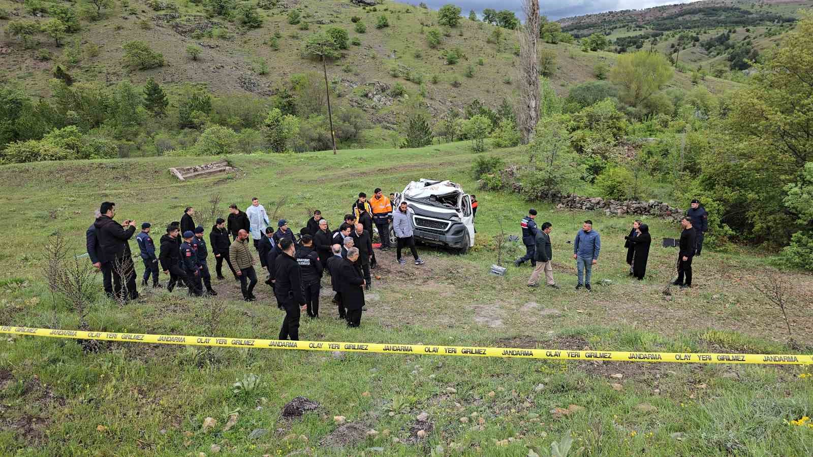 &Ouml;ğrenci servisi şarampole u&ccedil;tu: 3 &ouml;l&uuml;, 7 yaralı
