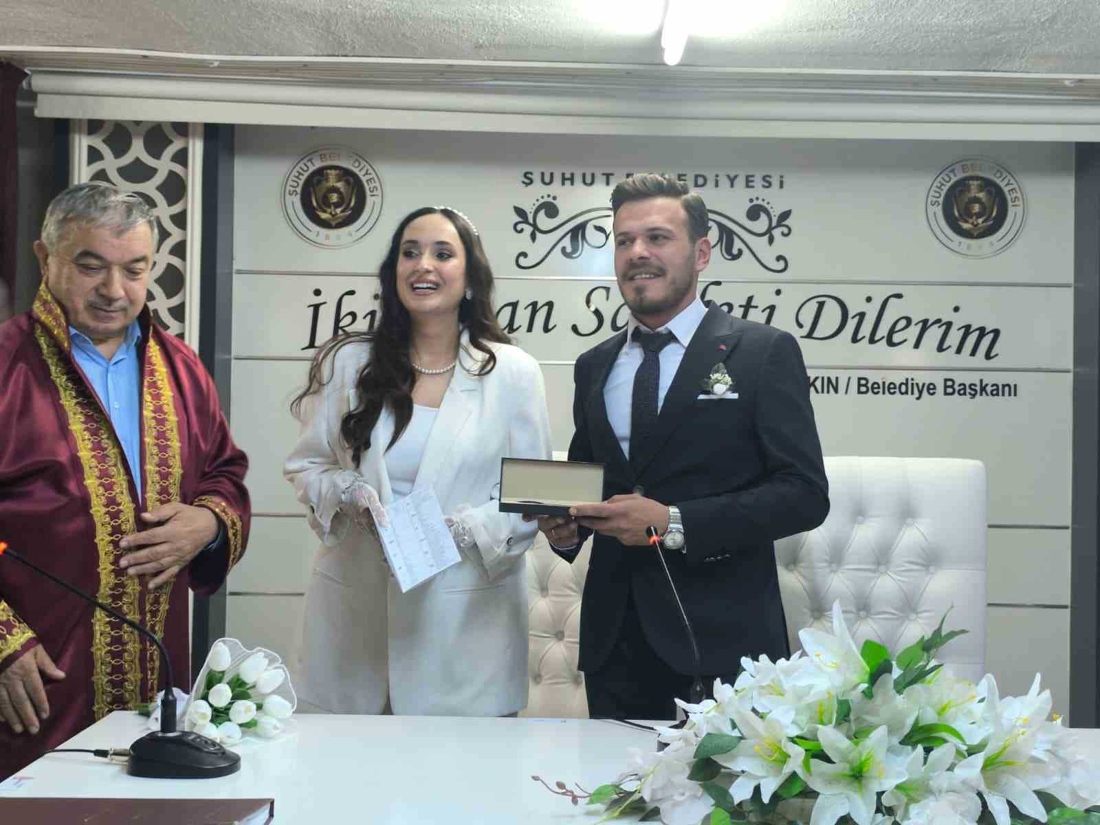 Polis &ccedil;ift, nikaha s&uuml;sledikleri ekip otosuyla geldi

