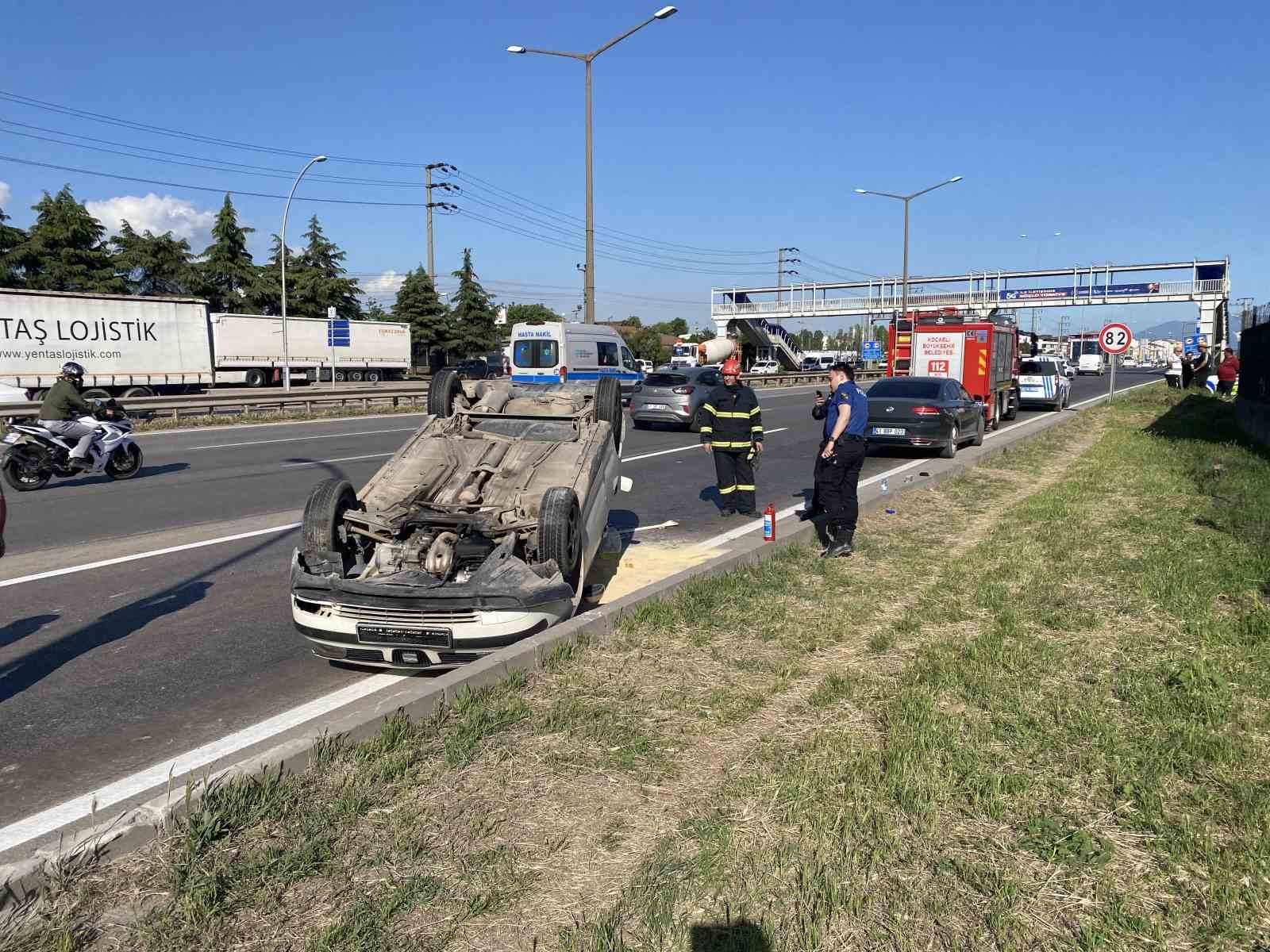 Otomobil takla atıp ters d&ouml;nd&uuml;: S&uuml;r&uuml;c&uuml; yara almadan kurtuldu, annesi hastanelik oldu
