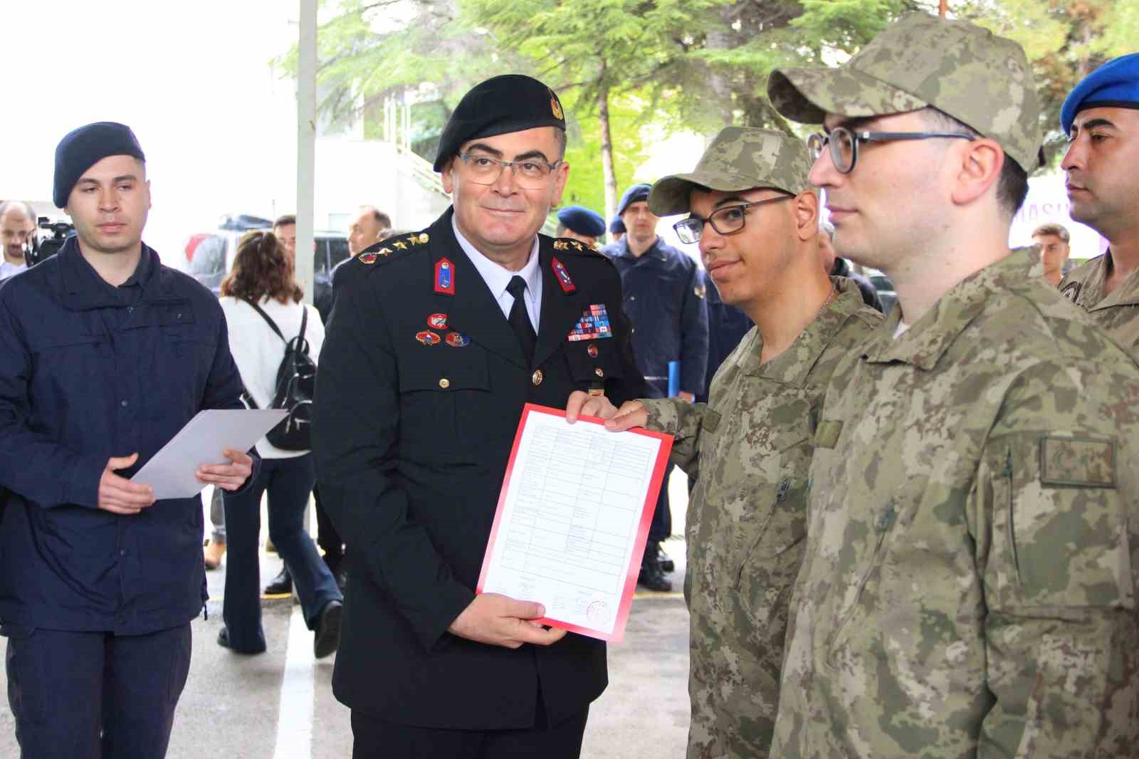&Ouml;zel bireyler &uuml;niforma giyip yemin etmenin gururunu yaşadı
