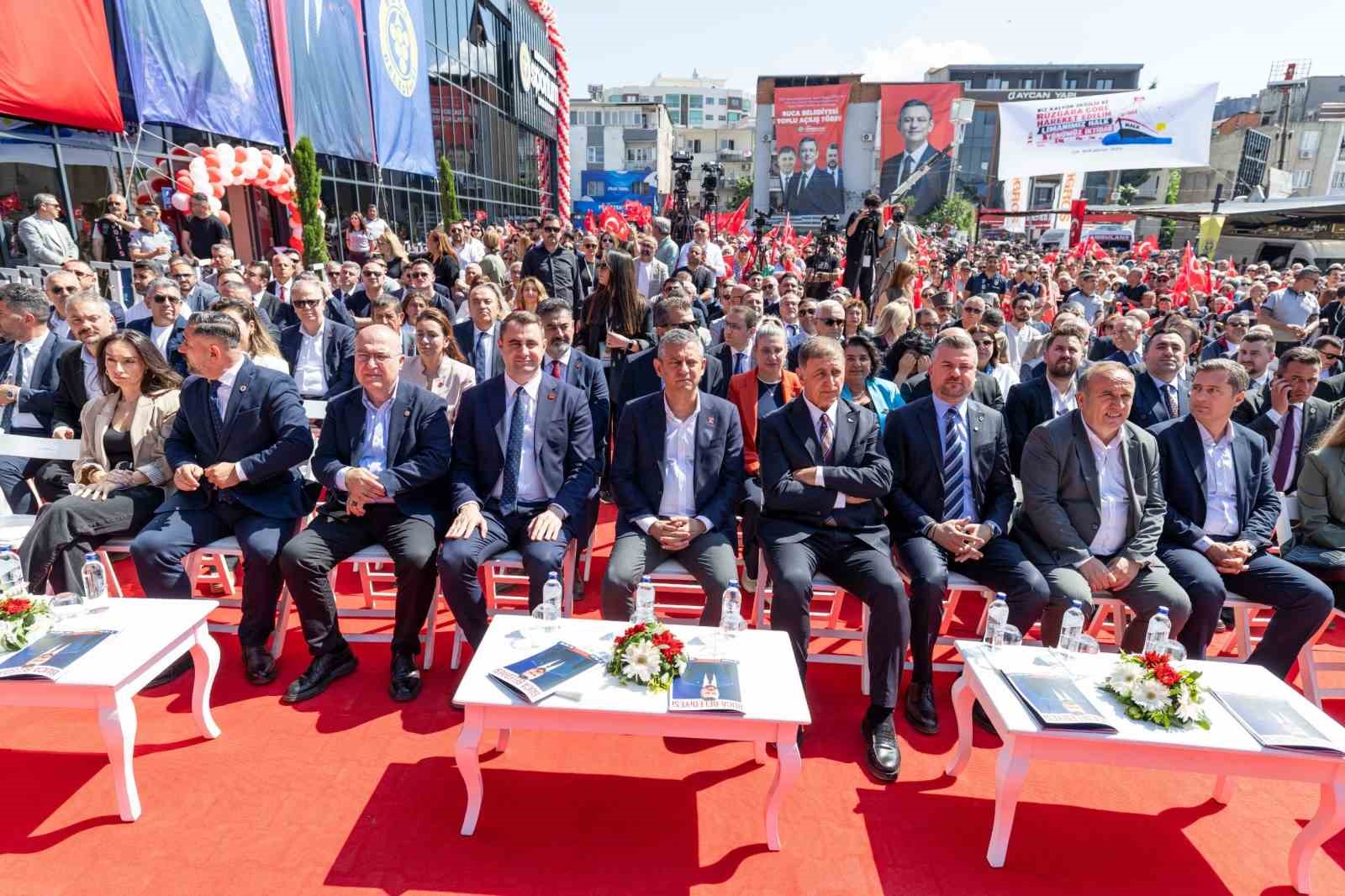 CHP Genel Başkanı &Ouml;zel, Buca&rsquo;da eğitim ve spor merkezlerinin a&ccedil;ılışını yaptı
