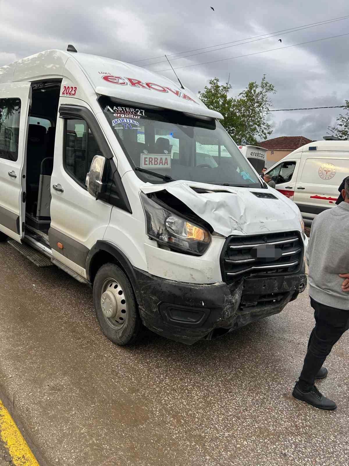 Erbaa&rsquo;da iki servis minib&uuml;s&uuml; &ccedil;arpıştı: 10 yaralı
