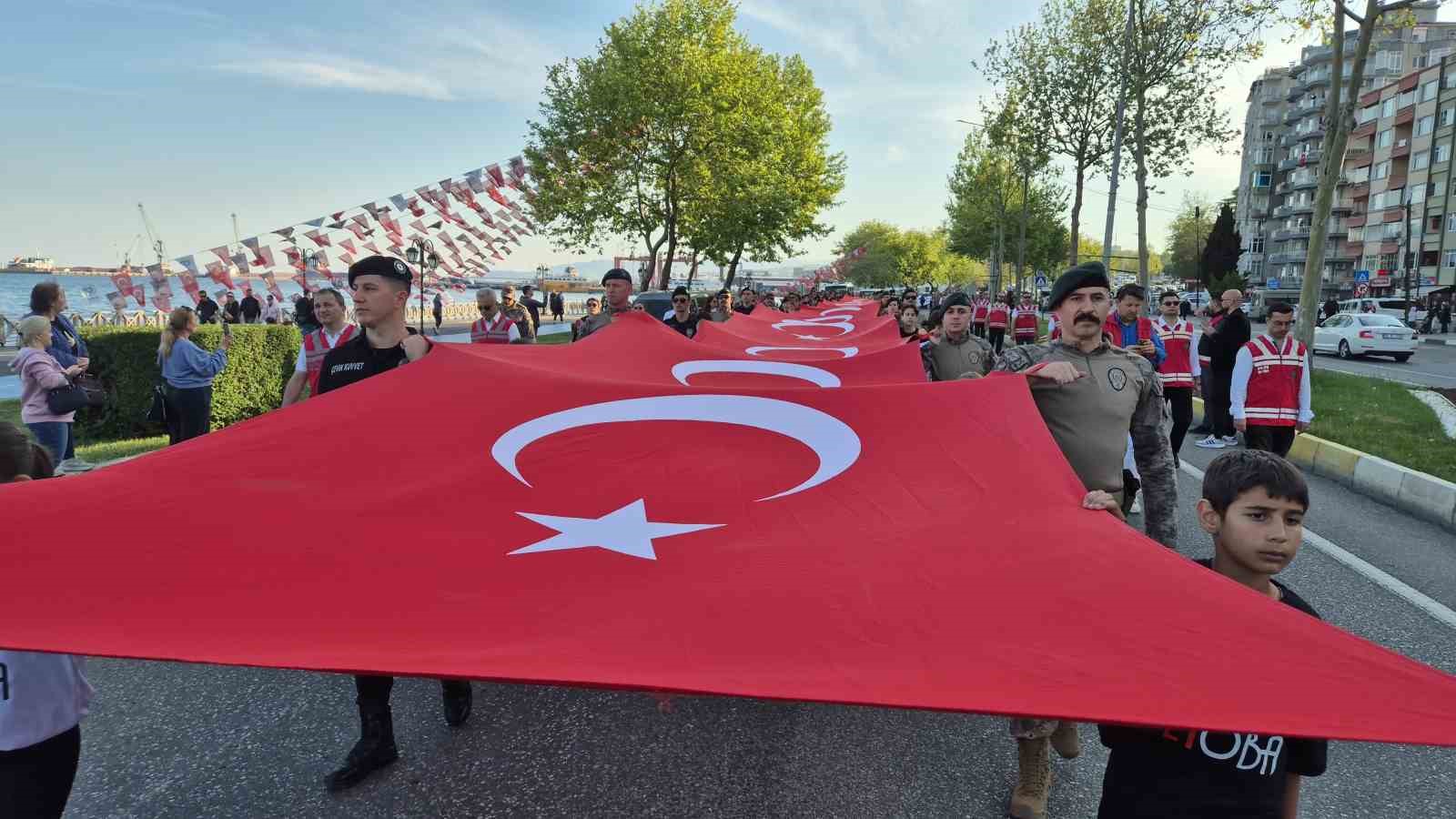 Tekirdağ&rsquo;da dev bayrakla gen&ccedil;lik y&uuml;r&uuml;y&uuml;ş&uuml;
