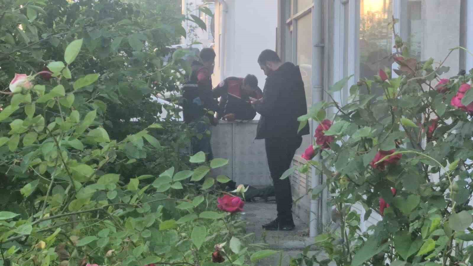 Evin bah&ccedil;esine bırakılan ş&uuml;pheli &ccedil;anta f&uuml;nye ile patlatıldı
